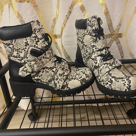 Women’s Qupid Tressa Stone and Black Snake Skin Boot Sz 8 - Picture 5 of 6